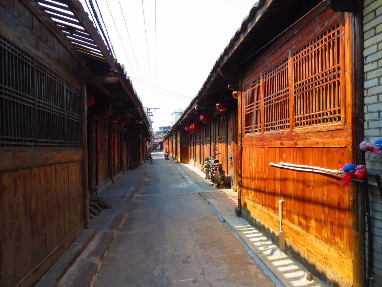 揭秘涉黄野鸡网最新地址，隐藏小巷的神秘小店探索之旅（警惕风险，谨慎访问）